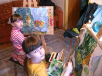 Двойняшки Даша и Настя. Урок живописи. После работы гуашью первая работа акварелью.